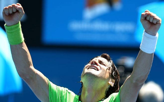 El español David Ferrer celebra después de vencer al francés Jeremy Chardy este, viernes 17 de enero de 2014, durante un juego de la tercera ronda del Abierto de Tenis de Australia en Melbourne (Australia).