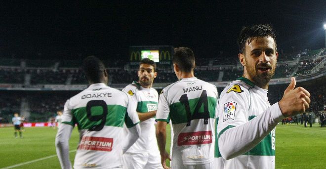 El centrocampista del Elche Javi Márquez (d) celebra el segundo gol.