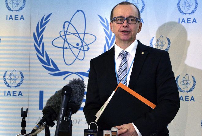 Fotografía facilitada por el Organismo Internacional de Energía Atómica (OIEA) de su director adjunto para salvaguardas, Tero Varjoranta, antes de la rueda de prensa ofrecida en la sede de la ONU en Viena. El OIEA, la agencia nuclear de la ONU, confirmó hoy que Irán ha cumplido con todos los requisitos exigidos en la primera fase de aplicación del acuerdo interino firmado con seis grandes potencias el pasado noviembre en Ginebra.