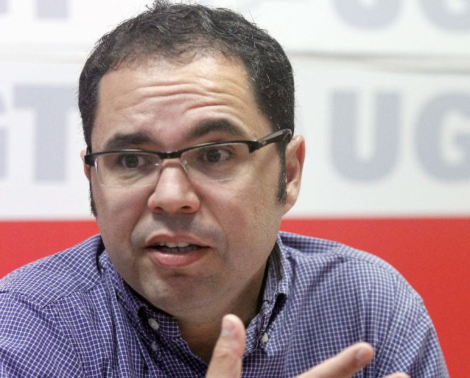El secretario general de UGT Canarias, Gustavo Santana, durante la rueda de prensa que ofreció tras la firma de un acuerdo de colaboración entre las Juventudes Socialistas y la secretaría de Juventud del sindicato en Canarias.