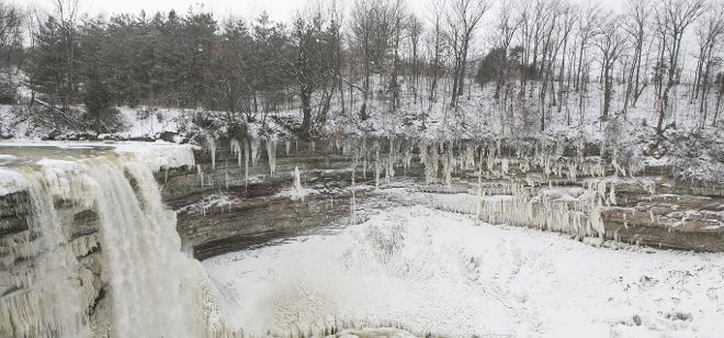 Vista general del área natural protegida conocida como Lower Falls, parcialmente congelada durante el vórtice polar que azota Canadá, hoy, martes 21 de enero de 2014, cerca de la localidad de Hamilton, en Ontario (Canadá).