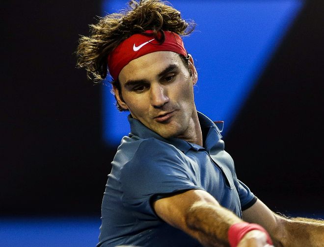 El tenista suizo Roger Federer golpea la bola durante su partido de cuartos de final del Abierto de Australia disputado contra el británico Andy Murray, en Melbourne (Australia), hoy, miércoles 22 de enero de 2014.