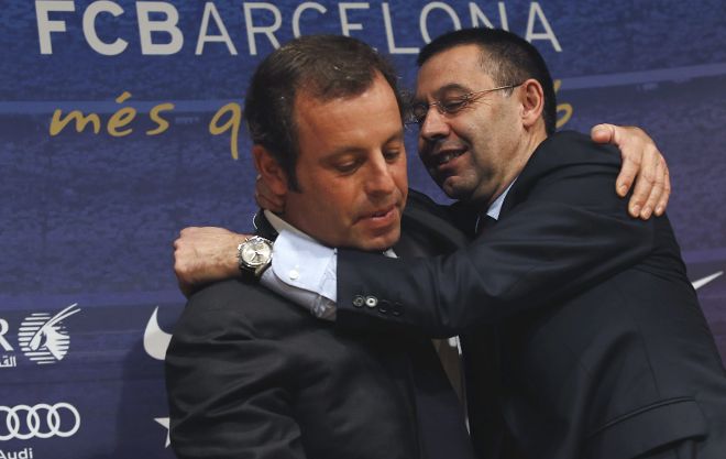 El presidente del FC Barcelona, Sandro Rosell (i), con el vicepresidente primero, Josep Maria Bartomeu (d).
