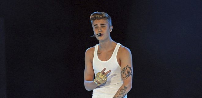 Fotografía tomada el 4 de mayo de 2013 que muestra al cantante canadiense Justin Bieber durante una actuación en Dubái (Emiratos Árabes Unidos). Bieber fue arrestado el jueves por conducir 