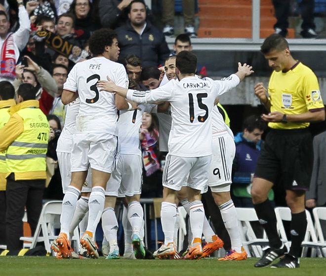 El delantero portugués del Real Madrid Cristiano Ronaldo (c) celebra su gol.