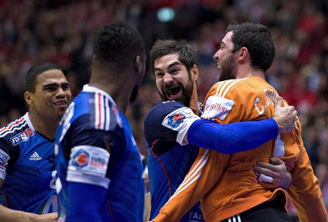 Los franceses Nikola Karabatic y Cyril Dumoulin (d) celebran una victoria.