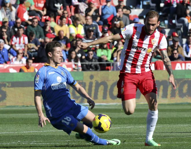 El jugador del Almería Alix Vidal (d) disputa un balón con Escudero.