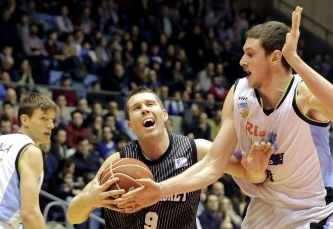 Dairis Bertanis (c), del Bilbao Basket, entra a canasta ante Mike Muscala.