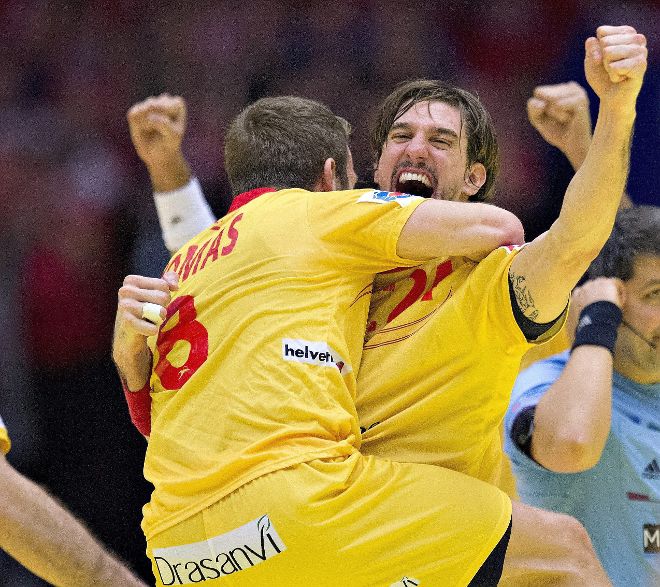 Los jugadores españoles celebran la victoria y el bronce.