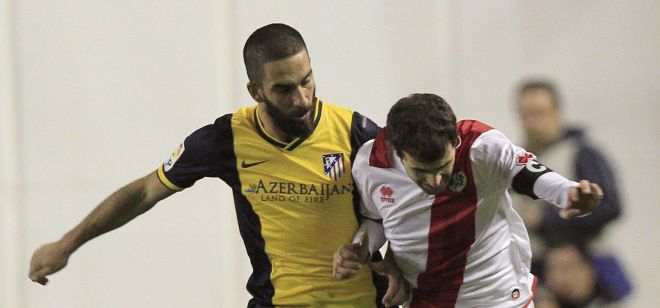 Roberto Trashorras (d) lucha el balón con el turco Arda Turan.