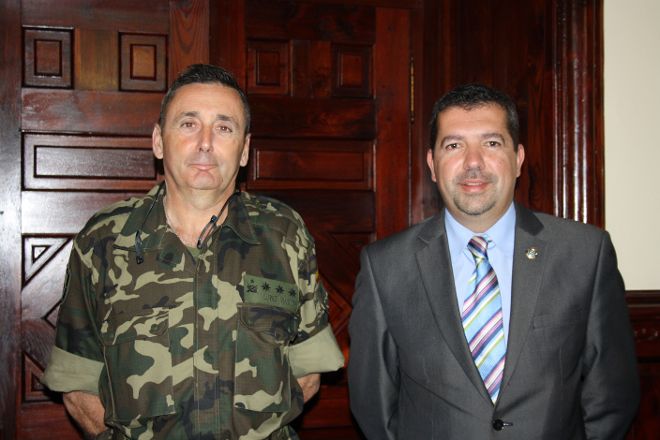 El alcalde, junto al director del centro de formación de tropas.