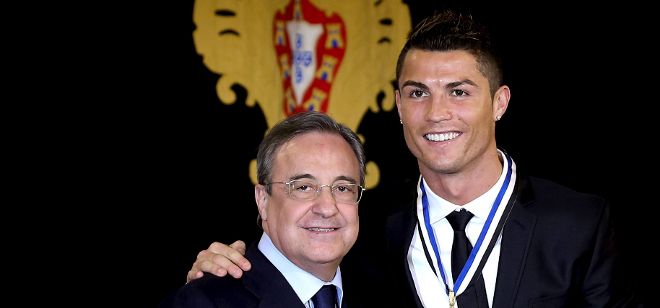 El delantero del Real Madrid y la selección lusa, Cristiano Ronaldo (d) posa con el presidente del Real Madrid, Florentino Pérez (i).