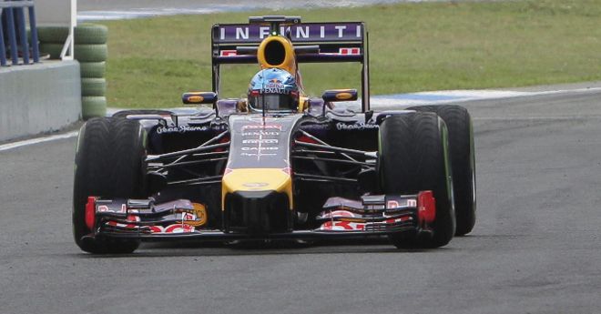 Vettel, con su coche.