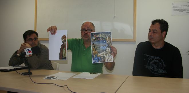 Enrique Ramos mostró el dibujo de Fierro.