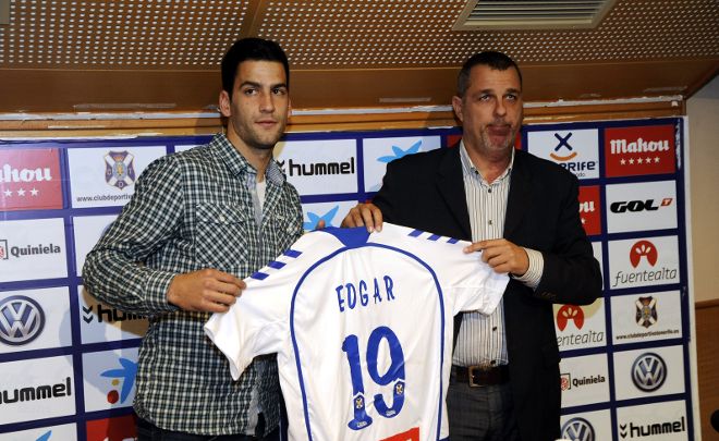 Édgar, con Quique Medina, presentado como jugador del Tenerife.