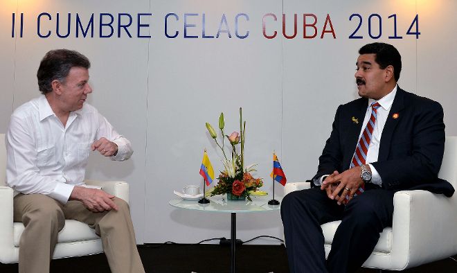Los presidentes de Venezuela y Colombia, Nicolás Maduro (d) y Juan Manuel Santos (i).