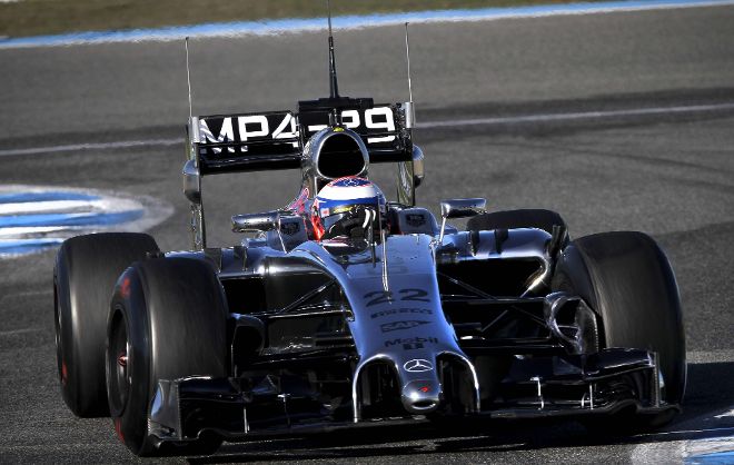 El piloto británico Jenson Button rueda con el MP4-29.