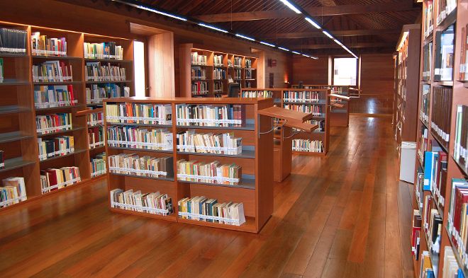 Interior de la biblioteca municipal.