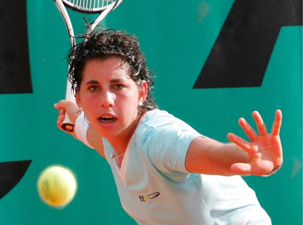 La española Carla Suárez Navarro devuelve una bola ante la australiana Casey Dellacqua durante la tercera ronda del Torneo de Roland Garros en París (Francia), el 30 de mayo de 2008.