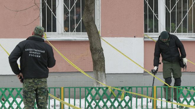 Investigadores inspeccionana el colegio que ha estado secuestrado por un hombre armado en Moscú (Rusia) hoy, lunes 3 de febrero de 2014. La policía rusa detuvo al hombre armado que había secuestrado a 24 alumnos y un profesor en un colegio de Moscú, y liberó a todos los escolares, un suceso en el que han fallecido un policía y un profesor, informó el Ministerio del Interior de Rusia.