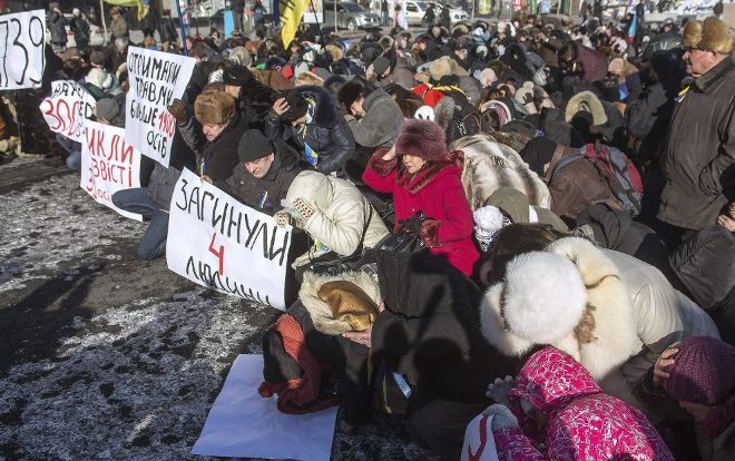 Varias personas participan en una protesta proeuropea y contra el Gobierno del presidente ucraniano, Víktor Yanukóvich, en Kiev, Ucrania, el 3 de febrero del 2014.