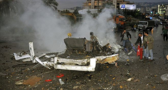 Varios ciudadanos libaneses se acercan a la zona de una explosión en Chueifat, al sur de Beirut.