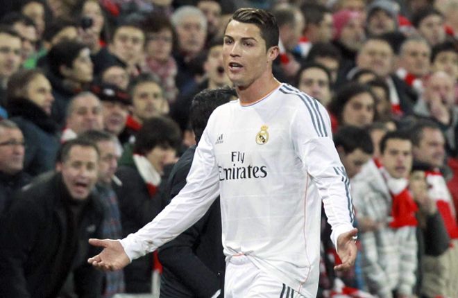 El delantero portugués del Real Madrid Cristiano Ronaldo abandona el terreno de juego tras ser expulsado.