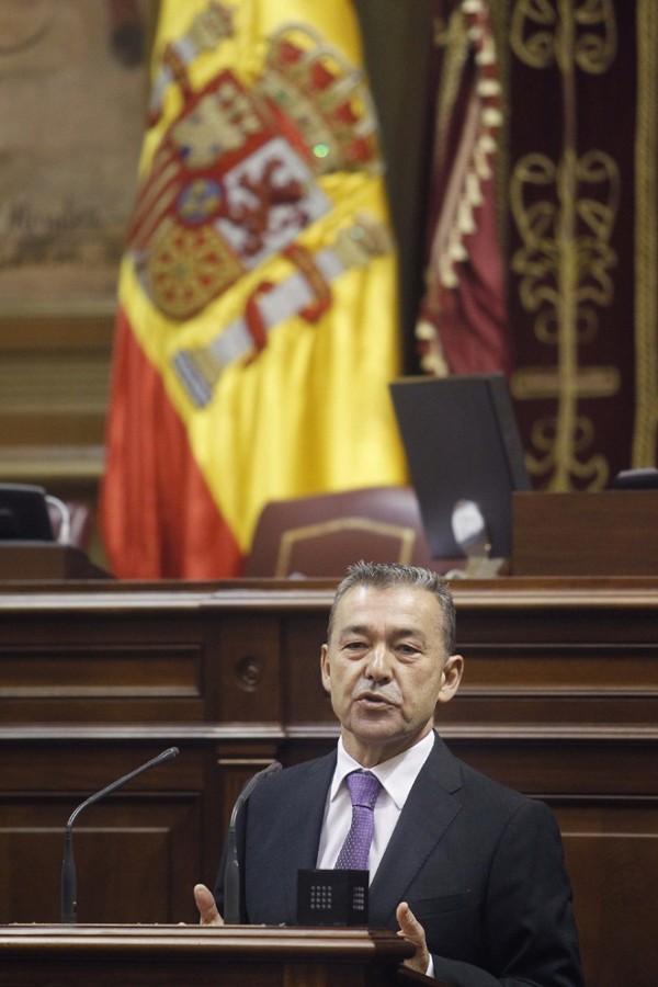 El presidente del Gobierno de Canarias, Paulino Rivero, durante una de sus intervenciones en el pleno del Parlamento regional. 