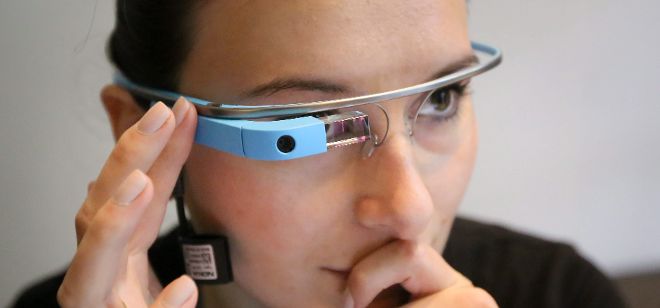 Una mujer presenta las gafas Google Glass.