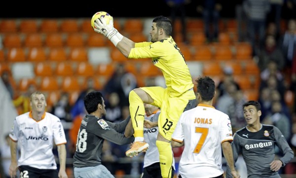 Casilla atrapa un balón durante el partido contra el Valencia.