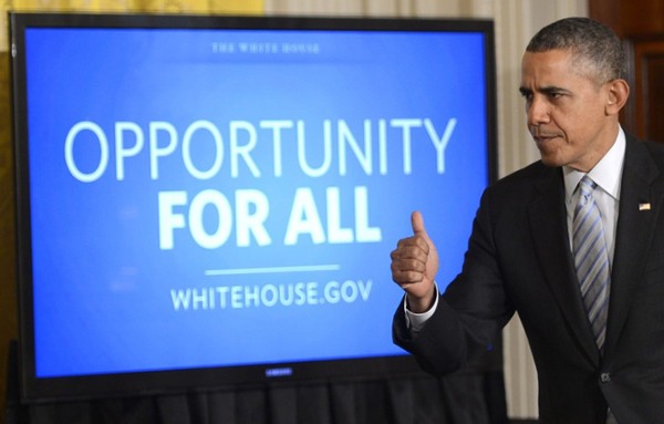 El presidente de los Estados Unidos Barack Obama habla antes de firmar una orden ejecutiva de elevar el salario mínimo a trabajadores con contratos federales el miércoles 12 de febrero de 2014, en una ceremonia en la Sala Este de la Casa Blanca en Washington (EEUU). 