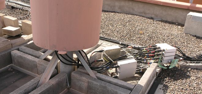 Detalle de una de las antenas camufladas en una chimenea.