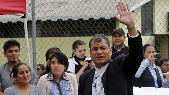 El presidente ecuatoriano, Rafael Correa, saluda hoy, lunes 17 de febrero de 2014, durante una actividad de campaña, en Quito (Ecuador). Correa cumple hoy un año desde que fue reelegido presidente del país y dedica la jornada a actividades electorales con miras a los comicios locales del próximo domingo.