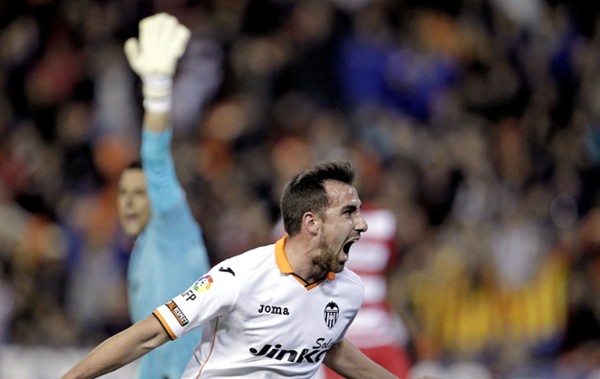 Alcácer celebra el primer gol del Valencia al Granada.
