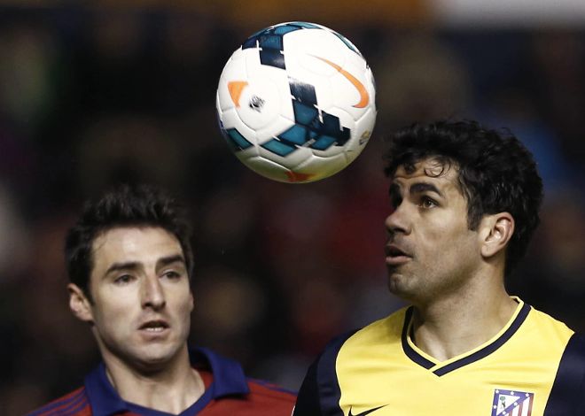 Diego Costa (d) cabecea un balón ante Marc Bertrán.