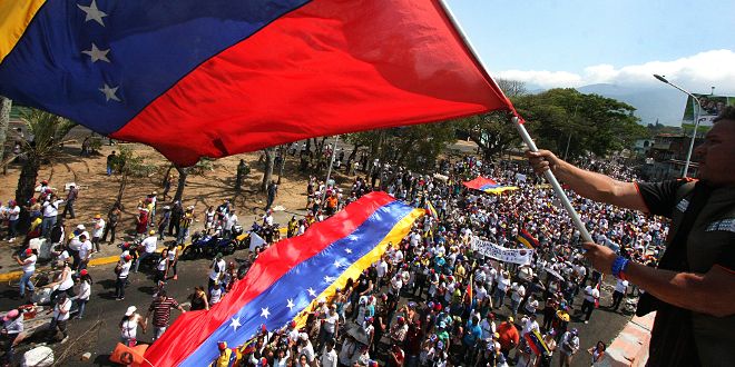 Miles de personas participan en una marcha contra el gobierno de Nicolás Maduro en San Cristobal (Venezuela) hoy, sábado 22 de febrero del 2014. Táchira, fronterizo con Colombia, ha sido escenario de violentos enfrentamientos, lo que llevó a Maduro a decir que estaba dispuesto a declarar el 