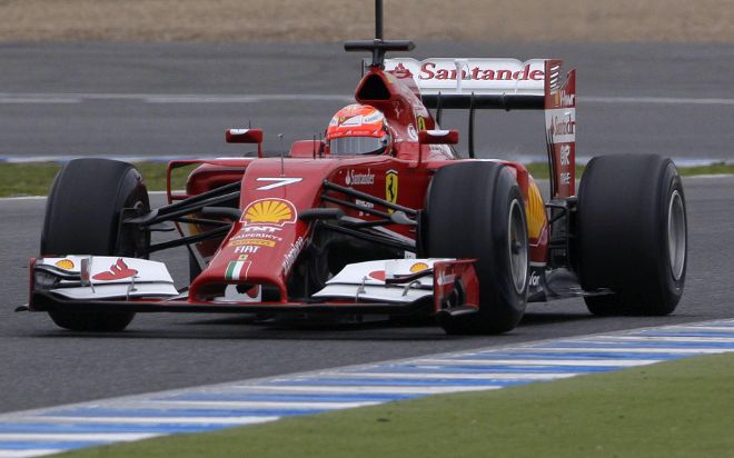 El piloto finlandés Kimi Raikkonen rueda con el nuevo monoplaza F14T de la escudería Ferrari.