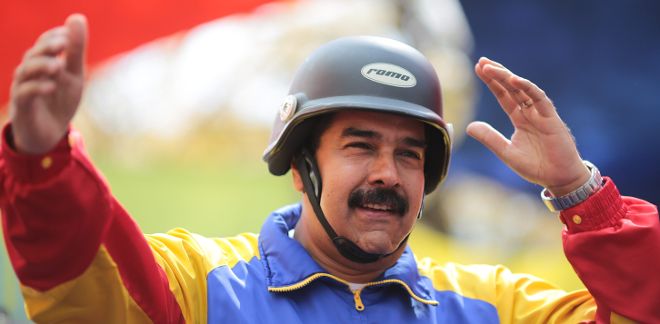 . Una fotografía cedida por Prensa de Miraflores muestra al presidente de Venezuela, Nicolás Maduro, participando en un acto con motorizados hoy, lunes 24 de febrero del 2014, en Caracas (Venezuela).