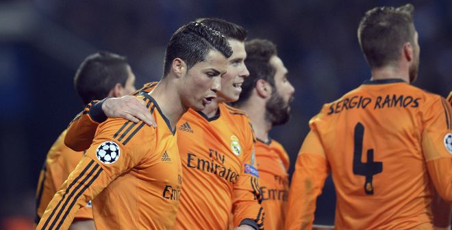 El galés Gareth Bale (c) celebra uno de sus goles.