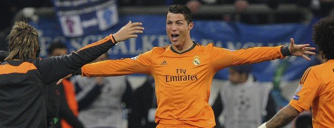 El delantero portugués del Real Madrid, Cristiano Ronaldo (c).