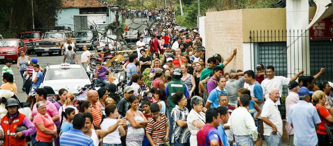 Un grupo de personas espera para poder comprar productos hoy, viernes 28 de febrero del 2014, en San Cristóbal (Venezuela). Las colas se han extendido frente a supermercados ante la falta de productos tras varios días de fuertes protestas en esa parte del estado Táchira, en el occidente andino venezolano. Venezuela vive desde el 12 de febrero protestas que han derivado en enfrentamientos entre fuerzas de seguridad y grupos violentos que protestan contra las políticas del Gobierno, con un saldo de 17 muertos y más de 200 heridos.
