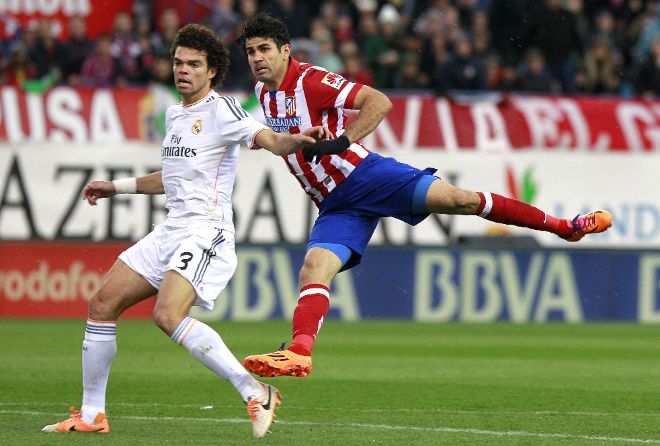 Diego Costa, en pugna con Pepe.