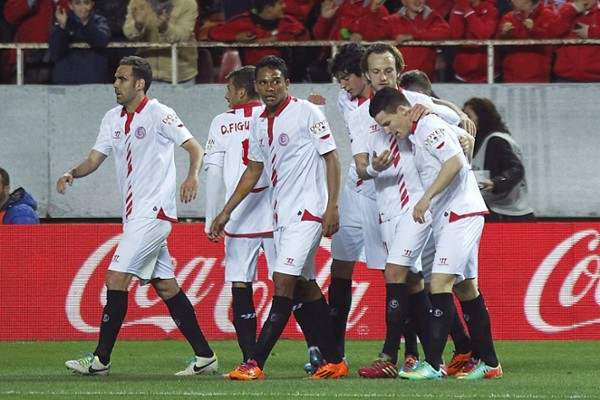 Los jugadores del Sevilla celebran el único gol.