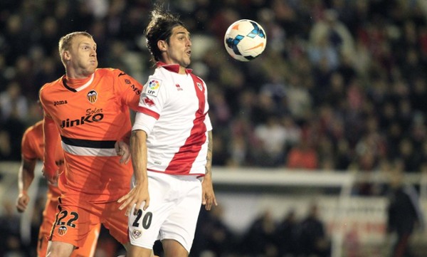 Joaquín Larrivey (d) controla el balón ante el defensa francés del Valencia Mathieu.