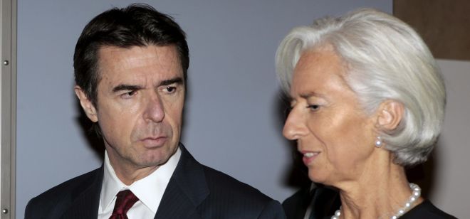 El ministro de Industria, José Manuel Soria,iz, y la directora gerente del Fondo Monetario Internacional (FMI), Christine Lagarde, a su llegada al Foro Global España 2014, que se celebra el Bilbao y que preside el Rey don Juan Carlos.