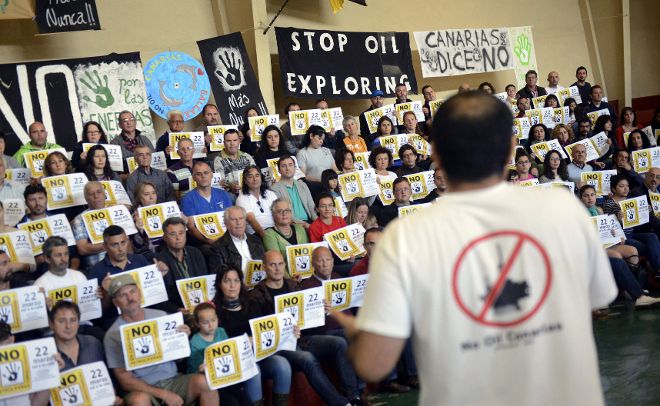 Ecologistas en Acción, WWF y las plataformas el petróleo han celebrado hoy un acto público en Lanzarote para llamar a la movilización ciudadana en la Ciudad Deportiva de Arrecife contra las prospecciones de hidrocarburos en aguas cercanas a Canarias.