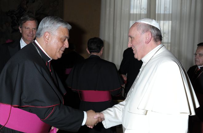 El obispo (i) y el Papa.