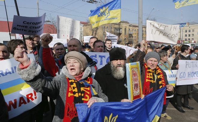 Varios ucranianos protestan cerca de la Embajada de Rusia en Kiev.