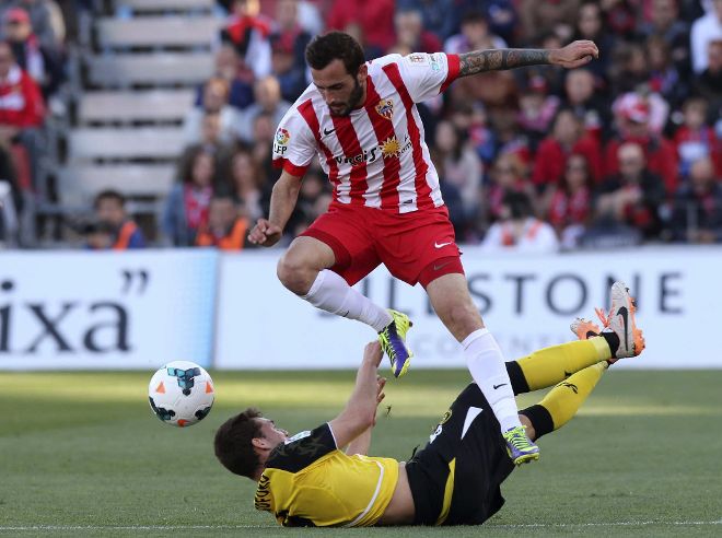 Cristóforo cae ante el centrocampista del Almeria Aleix.