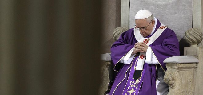 El papa Francisco oficia misa.
